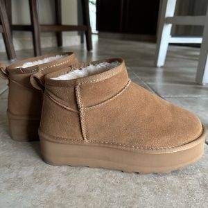 CUSHIONAIRE suede pull on platform boots